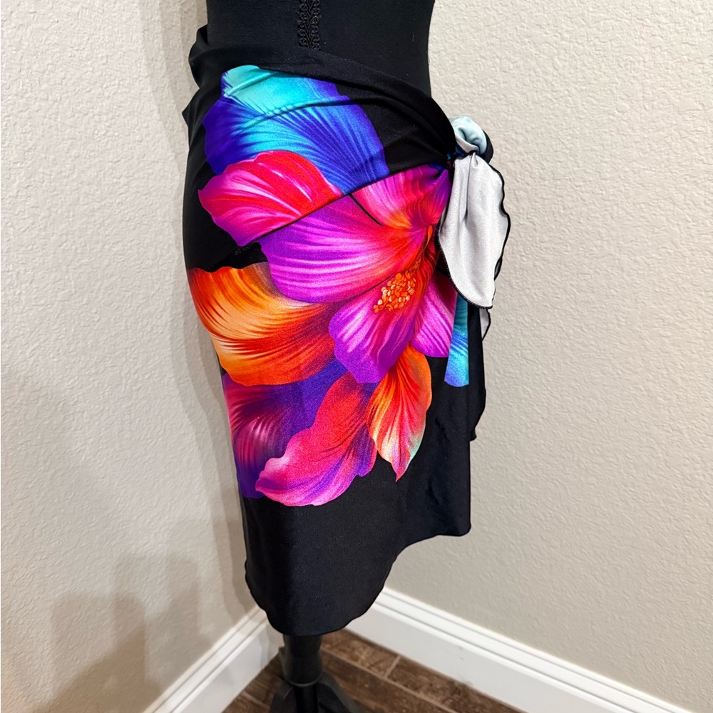 Longitude Black Sarong with Vibrant Floral Design - Picture 2 of 5